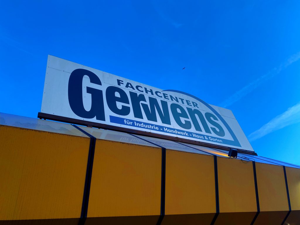 Ladenansicht von vorne, Schild mit Gerwens-Logo